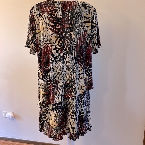 Connected Apparel floral crinkle tiered pleated sheath dress, plus size 20W - Picture 3 of 15